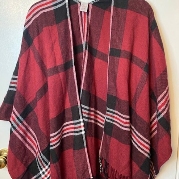 Red, Black and white Poncho - Picture 3 of 7